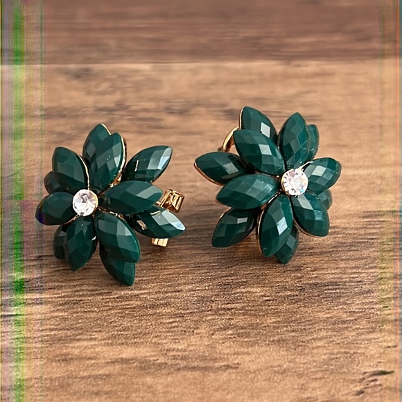 NEW❣️Floral Gem Stud Earrings Emerald Green - Picture 2 of 6